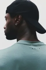 Remera deportiva de manga larga en tejido funcional con tecnología DryMove, diseñada para absorber el sudor y mantener la frescura durante el ejercicio. Presenta cuello redondo, corte estándar y aberturas laterales en el bajo.