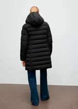 Campera puffer larga de color negro, con diseño acolchado de líneas diagonales, capucha ajustable y cierre frontal con cremallera.