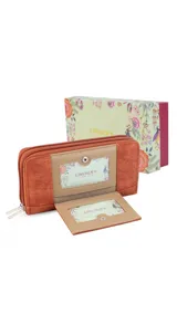 Billetera larga de diseño combinado en tonos terracota y beige, confeccionada en material sintético con textura tipo gamuza y lisa. Cuenta con cierre perimetral, solapa frontal con broche a presión y visor para documentos, además de múltiples compartimentos internos para tarjetas, billetes y monedero con cierre.