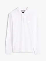 Chomba de manga larga color blanco, con cuello polo y cartera de dos botones. Cuenta con un pequeño logo bordado de Tommy Hilfiger en el pecho y corte regular.