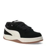 Championes urbanos Puma modelo Park Luna SD, con diseño inspirado en el skate. Presentan una capellada de gamuza negra con la icónica franja lateral de Puma en color blanco, cordones gruesos, entresuela de goma color crema y suela de caucho en tono caramelo.