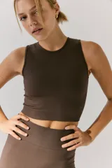 Top sin mangas de tejido acanalado, con escote redondo y diseño ajustado al cuerpo.