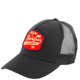 Gorra tipo trucker de color negro con malla trasera y parche frontal rectangular en color rojo con bordado en blanco y azul.