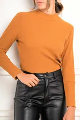 Polera de manga larga color caramelo, confeccionada en algodón peinado texturado (acanalado), con cuello simulando un cuello tortuga o mock neck.