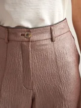 Pantalon de vestir de corte recto y tiro medio-alto, confeccionado en crepe con acabado metalizado lurex. Presenta pretina con detalle de sesgo a contratono, cierre frontal y bolsillos laterales.
