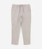 Pantalón masculino relaxed fit confeccionado en oxford de algodón, color beige, con trabillas en la cintura y cordón ajustable con lazo. Cuenta con bolsillos delanteros y traseros.