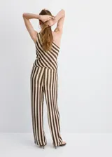 Pantalón de tiro medio con cintura elástica y corte recto, confeccionado en tejido de punto con diseño de rayas verticales en tonos marrón y beige.