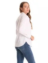 Camisa blanca de algodón, marca Zac & Rachel, con cuello solapa, abertura central con botones, manga larga con puño y botón, y ruedo redondeado.