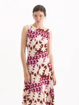 Vestido midi de piqué de algodón con estampa full print de diseño geométrico y floral, corte al cuerpo en el torso y falda evasé, frunce en el lateral delantero y escote en U profundo en la espalda.