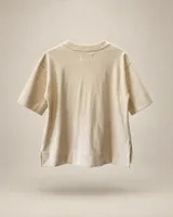 Remera de algodón color crudo, con escote redondo, mangas cortas amplias y calce relajado.