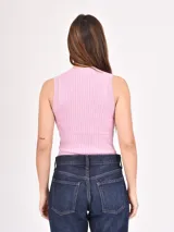 Musculosa de tejido de punto acanalado color negro, con cuello redondo y diseño ajustado al cuerpo.