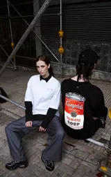 Remera blanca de manga corta, con cuello redondo y calce regular. En la espalda presenta un gran estampado inspirado en la icónica lata de sopa Campbell's de Andy Warhol.
