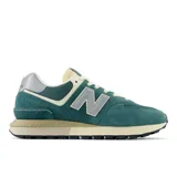 Championes urbanos New Balance modelo 574, color verde azulado con detalles en gris y blanco, confeccionados en gamuza y malla, con logo "N" característico en los laterales y entresuela ENCAP.