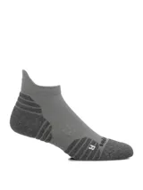 Medias cortas de corte deportivo en color gris, con refuerzos en talón y puntera, y detalle de líneas horizontales en la zona del arco y talón.