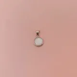 Dije redondo de plata 925 con incrustación de nácar blanco.