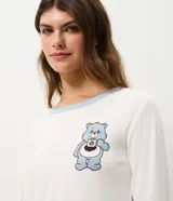 Blusa de pijama de manga larga confeccionada en tejido rib acanalado color blanco. Presenta cuello redondo en tono celeste contrastante y una estampa localizada de un osito cariñosito en el pecho.