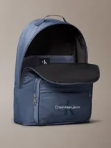 Mochila azul de poliéster reciclado con logo Calvin Klein Jeans estampado en el bolsillo frontal.