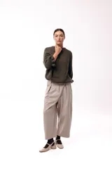 Sweater de tejido de punto con silueta relajada, cuello redondo y mangas tres cuartos con volumen abuchado.