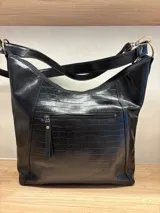 Bolso shopper de cuero vacuno color azul marino, con diseño hobo, panel frontal en relieve efecto croco brillante, bolsillos externos con cierre y correa ancha ajustable.