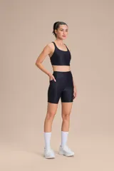 Top deportivo de compresión media con diseño de espalda cruzada y breteles finos. Confeccionado en tejido acanalado con un acabado de brillo sutil, cuenta con copas removibles y tecnología de ajuste adaptable.