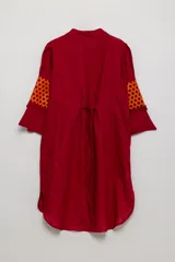 Vestido camisero corto color fucsia, confeccionado en lino imperial con botones de guampa y detalle de simil cuero calado en las mangas.