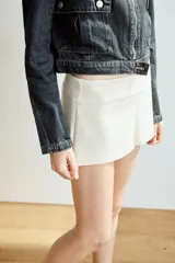 Shorts mini de tiro bajo y diseño ajustado, con cierre lateral con cremallera oculta en costura.