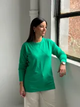 Sweater de punto color verde con diseño de rombos en relieve, cuello redondo y mangas largas con puños ajustados.