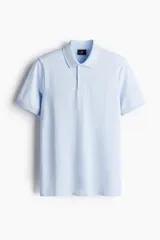 Remera polo de manga corta confeccionada en tejido de piqué de algodón, con cuello clásico, tapeta de botones y terminaciones acanaladas en cuello y mangas.