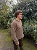 Sweater azul marino de lana con cuello redondo y logo bordado en rojo en el pecho. Corte holgado.