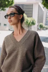 Jersey de punto color rojo, con escote en pico y manga larga. Los puños y el bajo tienen acabados en rib.