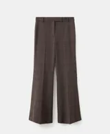 Pantalón de vestir marrón con sutil estampado a cuadros, de corte recto y tiro medio con raya central marcada.