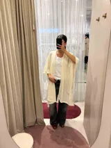 Ruana de tejido liviano con caída delicada y tacto suave, diseñada para envolver el cuerpo con fluidez y aportar un estilo sofisticado.