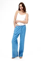 Pantalón de corte holgado en denim liviano de mezcla de lyocell y algodón, tiro alto con elástico revestido y cordón ajustable en la cintura, bolsillos laterales discretos y piernas rectas.