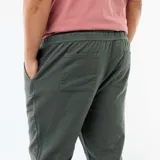 Pantalón de corte recto estilo jogpant en color verde militar, con cintura elastizada y cordón ajustable.