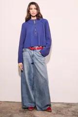 Sweater marrón de punto acanalado, con cuello alto, cierre frontal parcial con cremallera y manga larga.