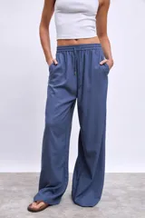 Pantalón palazzo azul con cintura elastizada y cordón ajustable.