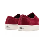 Zapatillas Vans UA Authentic color borgoña, de gamuza, con cordones blancos y suela de goma blanca.