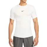 Remera deportiva Nike Pro de ajuste ceñido, confeccionada en tejido técnico Dri-FIT transpirable. Presenta cuello redondo, mangas cortas y el logo de la marca estampado en el centro del pecho.