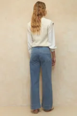 Pantalón de jean negro, ancho, de tiro alto y con dobladillo en las terminaciones.