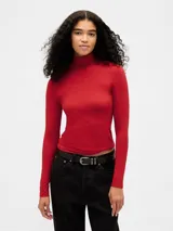 Remera de manga larga con cuello alto tipo polera, confeccionada en tejido elástico ajustado al cuerpo.