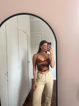 Top marrón de seda con breteles finos y detalles de encaje en el escote y el ruedo.