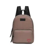 Mochila urbana de diseño acolchado con costuras cuadradas, color rosado. Presenta un bolsillo frontal con cierre, logo de la marca en placa rectangular negra y un detalle de corazón bordado en rojo. Incluye correas ajustables negras con inscripciones y manija superior.