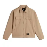 Campera Vans estilo utilitario de sarga de algodón color beige, con cierre frontal oculto, cuello camisero, dos bolsillos de parche con solapa en el pecho y bolsillos de mano abiertos en la parte inferior.