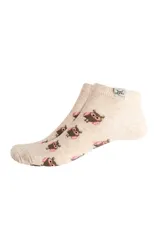 Par de medias tobilleras color beige con estampado de búhos marrones con detalles rosados.