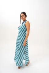 Vestido largo de un solo hombro con estampado geométrico en tonos azules, celestes y verdes, de corte fluido.