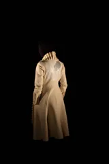 Tapado largo color crudo, confeccionado en lana merino afieltrada. Presenta cuello alto y guarda tejida en el cuello y ruedo. Tiene un estampado de una luna en la espalda.