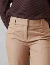 Pantalon de corte wide leg y tiro alto, con cintura estructurada, pasadores para cinturon y cierre frontal con gancho. Presenta bolsillos laterales de ojal y bolsillos traseros simulados, confeccionado en un tejido con caida fluida.