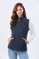 Chaleco polar de alta densidad en color azul marino, con cierre frontal completo, cuello alto y bolsillos laterales con cierre. Presenta un diseño funcional y versátil ideal para usar en capas.