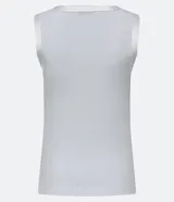 Top sin mangas color rosa claro, de corte ajustado, con cuello redondo y ribete de satén en el cuello y las sisas.