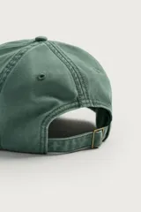 Gorra de seis paneles confeccionada en tejido de algodón con efecto suavemente lavado y visera curva, cuenta con ajuste en la parte posterior.